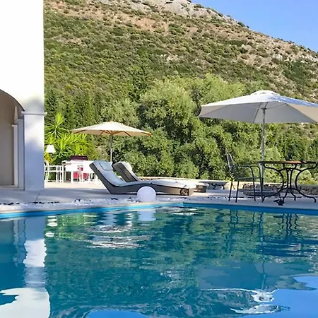Secluded Amadeus,hammam & Tennis Villa Póros