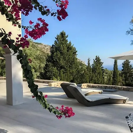 Secluded Amadeus,hammam & Tennis Villa Póros